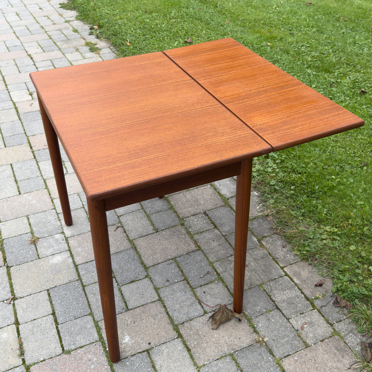 Flip Top Compact Table
