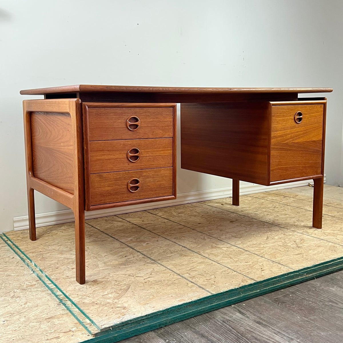 Teak Writing Desk | G.V. Mobler