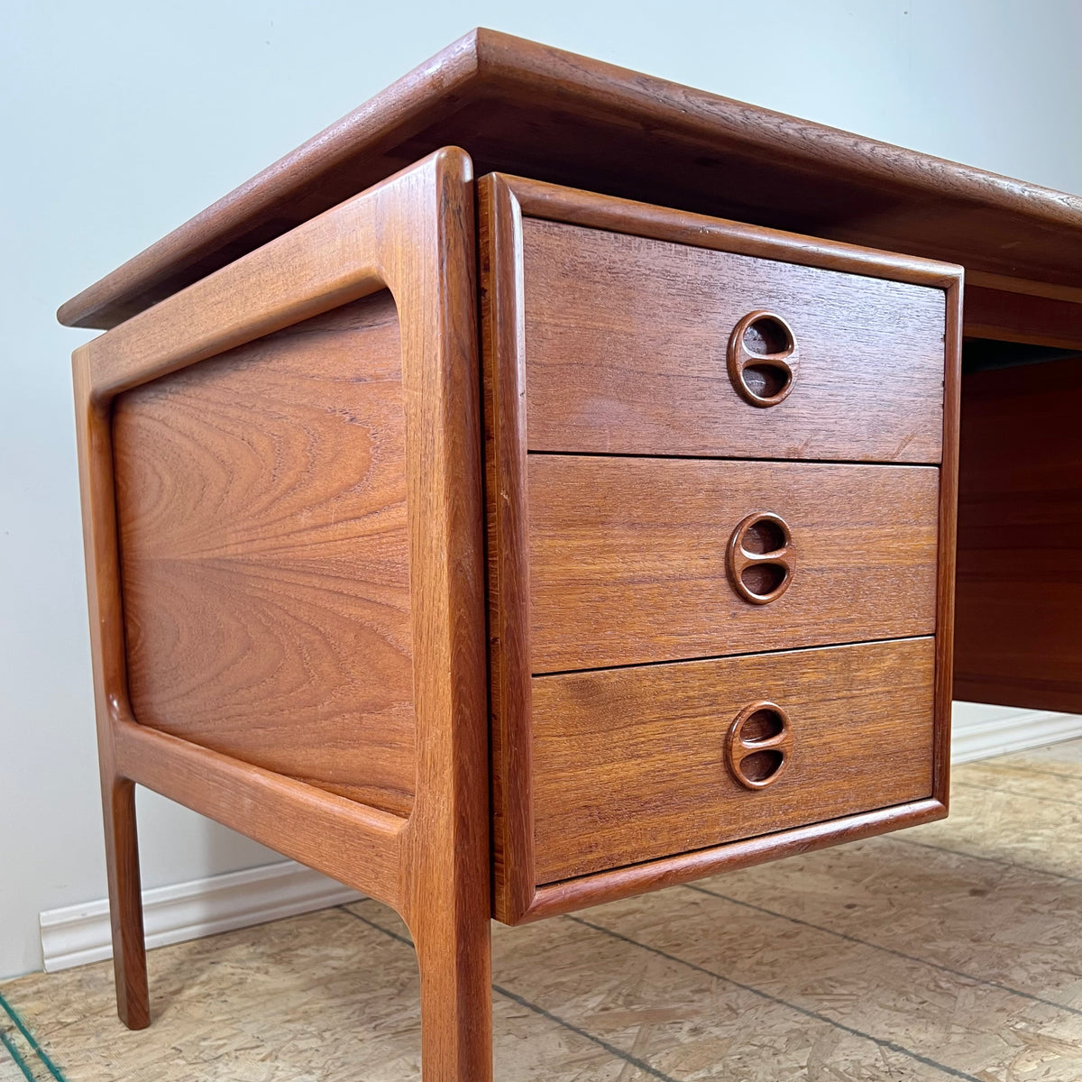 Teak Writing Desk | G.V. Mobler