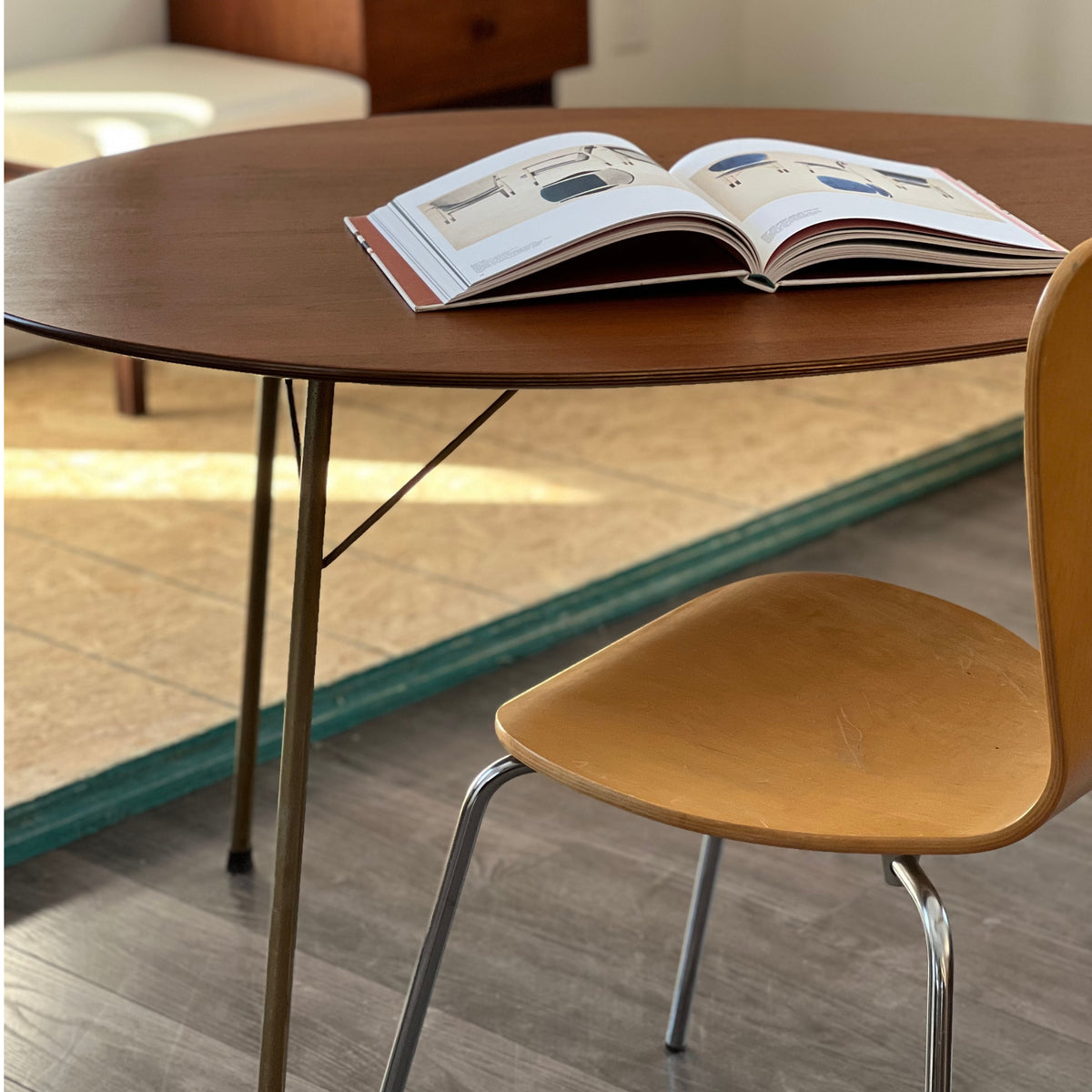 Arne jacobsen egg table cheap